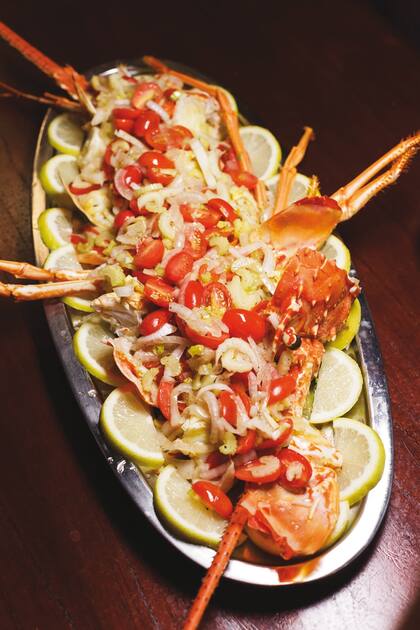 TIEMPO DE COCCIÓN Un kilo de langosta necesita 20 minutos de cocción en agua hirviendo. Si se pasa, se arruina completamente. Si es un animal grande, mucho mejor hacerlo a la parrilla