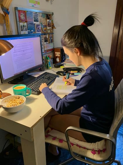 Tiempo de estudio para Julia Cano, que cursa primer año de Psicología y, desde los nueve, entrena gimnasia de trampolín