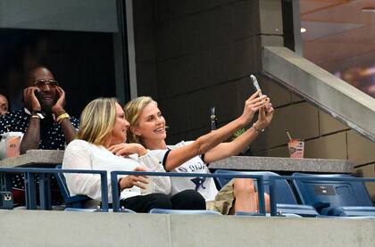 Tiempo de selfies para Charlize Theron y su mamá