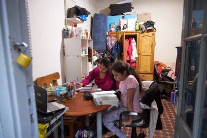 TIEMPO PARA ESTUDIAR. Yamila estudia junto a Selene, su hija mayor. "La Facultad me cuesta. Entre el trabajo y las nenas, me cuesta hacerme el tiempo para concentrarme. Pero lo voy a lograr", asegura confiada. 