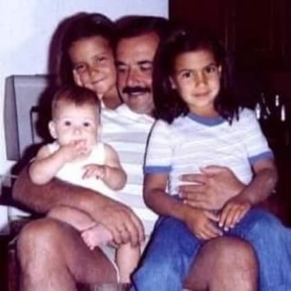 Tiempos de infancia feliz: María Laura, Pilar y Ezequiel, junto a su padre.