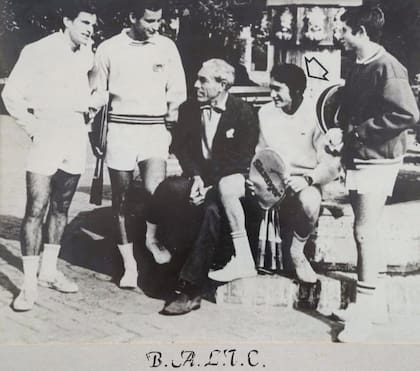 Tiempos de interclubes: Salatino con sus compañeros del Buenos Aires Lawn Tennis y un juvenil Guillermo Vilas a la derecha