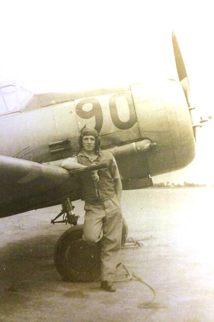 Tiempos de Segunda Guerra Mundial: Ronnie Scott listo para servir; fue encargado de derribar bombas voladoras alemanas.
