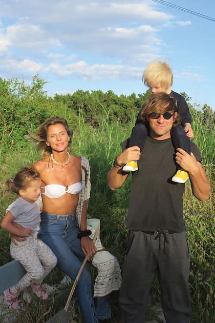 Tiempos felices. La pareja con sus dos hijos durante unas vacaciones en Ibiza