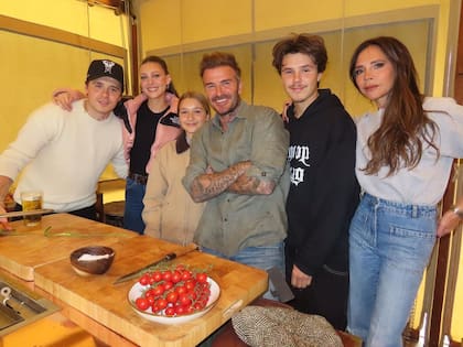Tiempos pasados: Brooklyn Beckham junto a su esposa Nicola Peltz, su hermana Harper, David Beckham, Cruz y Victoria, en una foto que el mismo Brooklyn compartió hace tiempo en su cuenta de Instagram