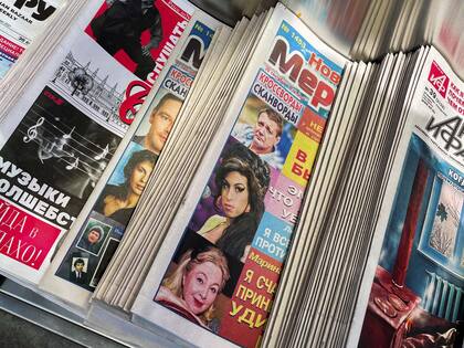 Tienda de diarios en Little Odessa, con publicaciones en ruso.