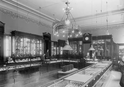 Tienda de Peter Carl Fabergé en 1910 en San Petersburgo, Rusia