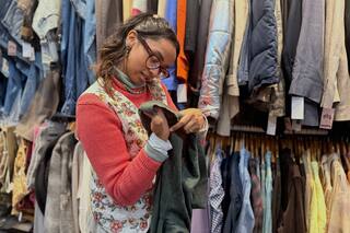 Tienda musulmana de segunda mano en NY combina moda modesta, fe y sostenibilidad