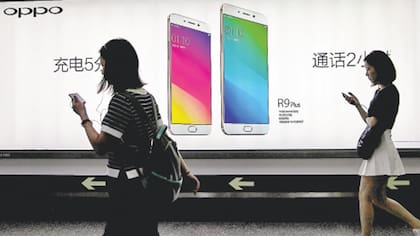 Tiendas físicas y una intensa publicidad en todas partes han convertido a Oppo en la marca de ‘smartphones’ de mayor crecimiento en China este año.