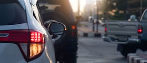 La psicología dice que las personas que no usan el guiño cuando manejan son egocéntricos