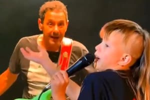 Tiene 10 años, cantó con Divididos e hizo emocionar a Ricardo Mollo