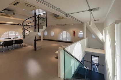 Tiene 13 pisos de oficinas