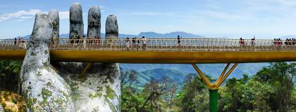 Tiene 150 metros de largo y es un atractivo turístico muy popular al que se accede por el teleférico más largo del mundo