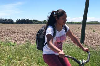Todos los días recorrió 10 kilómetros en bici para terminar la secundaria