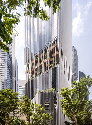 Tiene 51 pisos e incorpora grandes espacios verdes que están enmarcados por impactantes aberturas esculturales en la fachada.