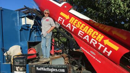 Tiene 61 años, es conductor de limusina y construyó un cohete para demostrar que la Tierra es plana