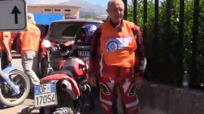 Tiene 70 años y se subió a una moto para ayudar a las víctimas del sismo en Italia