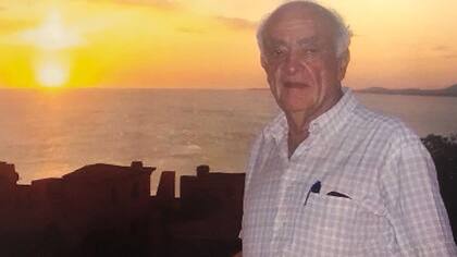 Tiene 91 años, es médico jubilado y sigue yendo ad honorem al Hospital Fernández