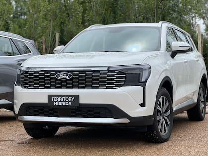 Tiene algunos rasgos de la alternativa Titanium como las barras de techo longitudinales con gris satinado