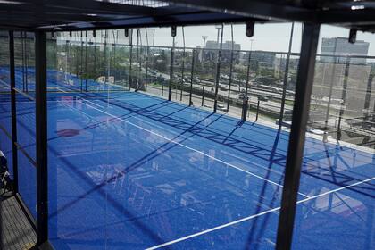 Tiene canchas de pádel en la terraza