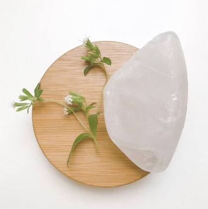 Tiene dos ingredientes activos: aluminio y potasio