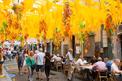 Tiene el encanto de la Barcelona antigua y mucha actividad social