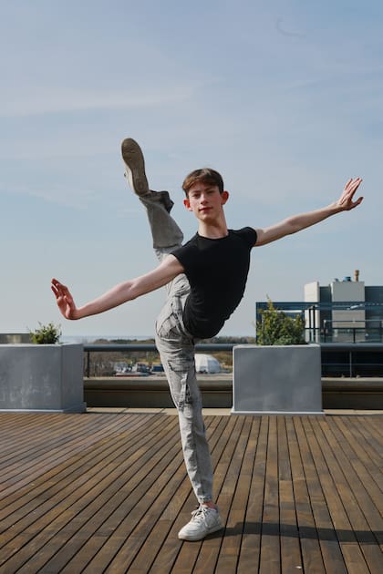 "Tiene el perfil para Hamburgo", observa uno de sus maestros, Diego Poblete. "En Argentina no es común ver biotipos como Guillermo, donde sus aptitudes se dan de manera absolutamente natural en relación a sus posiciones, elasticidad y a la inteligencia de su manejo corporal”