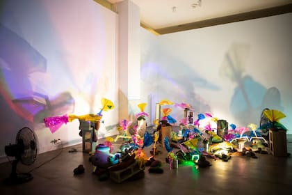 "Tiene que haber algo mejor después del horizonte" se titula la muestra interactiva de Cynthia Carllinni que despliega instalaciones inspiradas en “las migraciones y las hibridaciones transfronterizas”