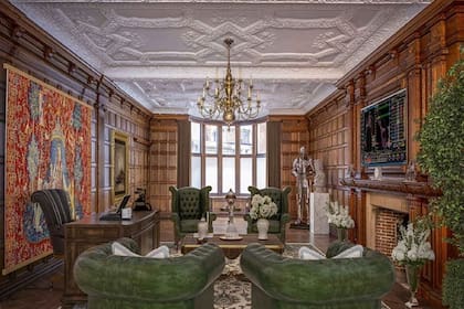 Tiene seis salones de recepción, siete habitaciones y seis baños