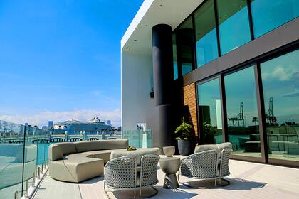 Tiene terrazas y balcones en la segunda planta