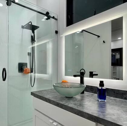 Tiene un baño completo, con ducha al vapor