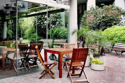 Tiene un bar propio en medio de la vegetación