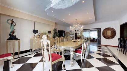 Tiene un comedor independiente con mesa para 12 personas