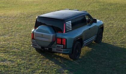 Tiene un diseño con formas cuadradas, siguiendo la tendencia actual