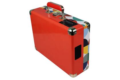 Gracias a la batería integrada y los parlantes podés llevarlo a un jardín u otro lugar donde no tengas enchufe