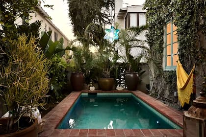 Tiene un gran jardín de estilo mediterráneo