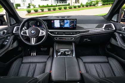 Tiene un instrumental digital de 12,3“ y pantalla central curva orientada hacia el conductor de 14,9″