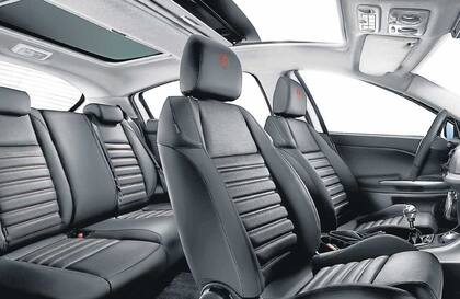 Tiene un interior deportivo, con butacas muy confortables y comandos bien ubicados; el techo solar es opcional en algunas versiones y viene de serie en las tope de gama