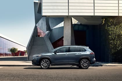 Tiene un largo de 4460 mm con una distancia entre ejes de 2640 mm