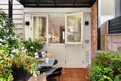 Tiene un pequeño jardín privado junto a la cocina-comedor