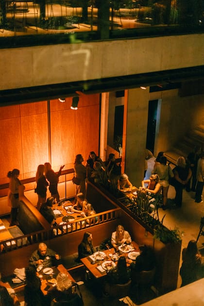 Tiene un salón principal amplio con sectores tipo boxes, un patio con vegetación y un subsuelo donde funcionan las salas de Microteatro