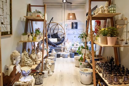 Tiene un sector de venta de accesorios y productos de jardinería