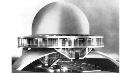 Tiene una cúpula de 20 metros de diámetro, la más grande de todos los planetarios de la Argentina. También hay edificios similares en Rosario, La Plata, Malargüe y La Punta, entre otras ciudades. Al menos la mitad de los visitantes del Galileo Galilei son alumnos de escuelas primarias y secundarias.