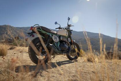 Tiene una distancia del suelo de 184 mm con ruedas de 19″ (delantera) y 17″ (trasera)