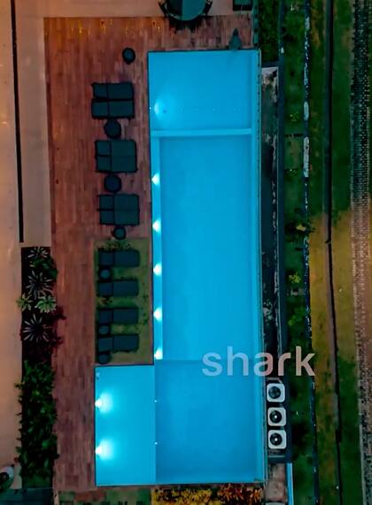 Tiene una enrome pileta climatizada