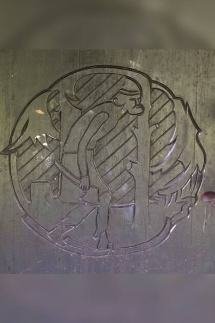 Tiene una imagen de un leñador tallada en la puerta principal