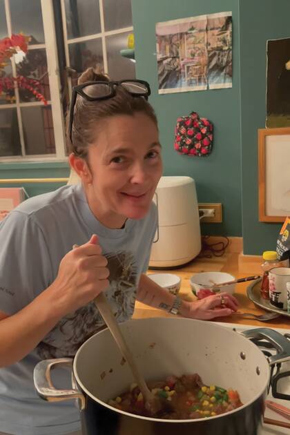 Tiene una línea de electrodomésticos para cocina, Beautiful By
Drew, que incluye libros de recetas.