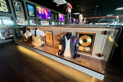 Tiene vitrinas con réplicas exactas de objetos que pertenecieron a artistas internacionales