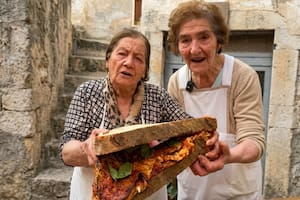 Tienen 89 y 87 años, cocinan en un horno de seis siglos y lograron revivir su panadería con un talento único