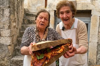 Tienen 89 y 87 años, cocinan en un horno de seis siglos y lograron revivir su panadería con un talento único